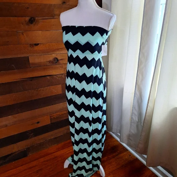 Charlotte Russe Sleavless Chevron Maxi Dress Size Medium - Picture 1 of 9
